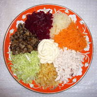 Салат из свеклы, жареной картошки и маринованных грибов