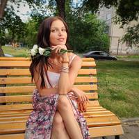 Красивая девушка с цветком в руке