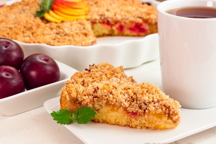 Пирог с фруктами и миндальным штрейзелем