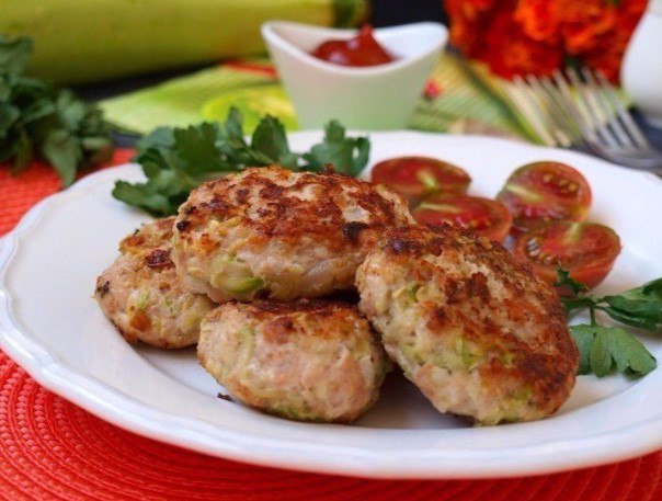 Котлеты из индейки с кабачком