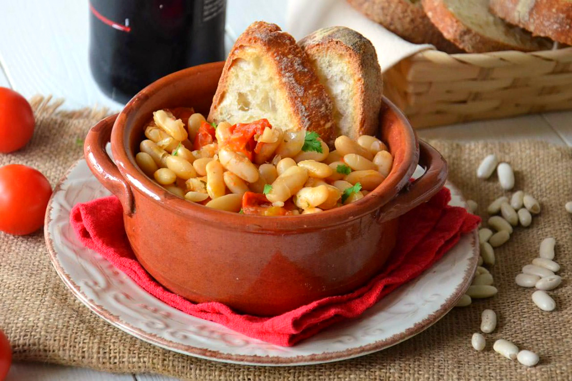 Фасолевый суп с помидорами и сельдереем