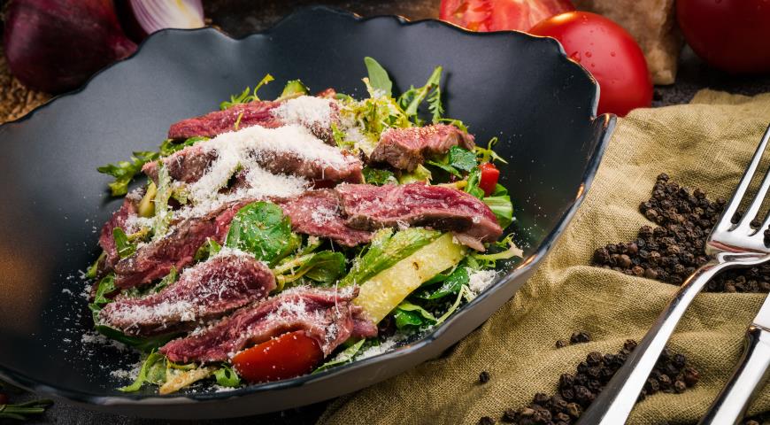 Салат из микс-салатов с говяжьей диафрагмой