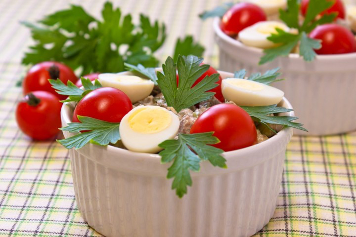 Салат с печенью, маринованными огурцами и сыром