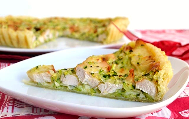 Слоеный пирог с курицей, сыром и цукини