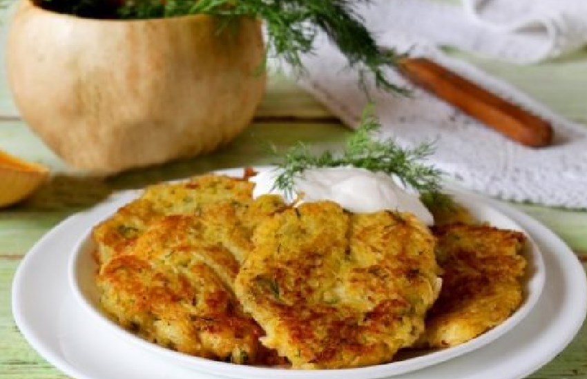 Тыквенно-картофельные оладьи с вареными яйцами