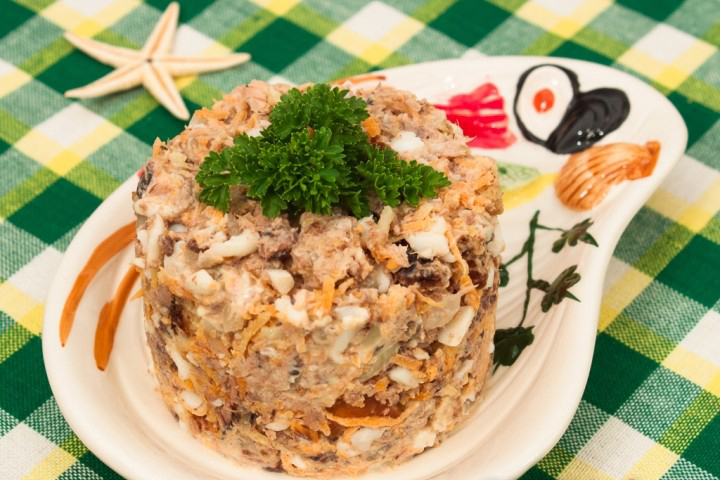 Салат с тунцом и сухариками