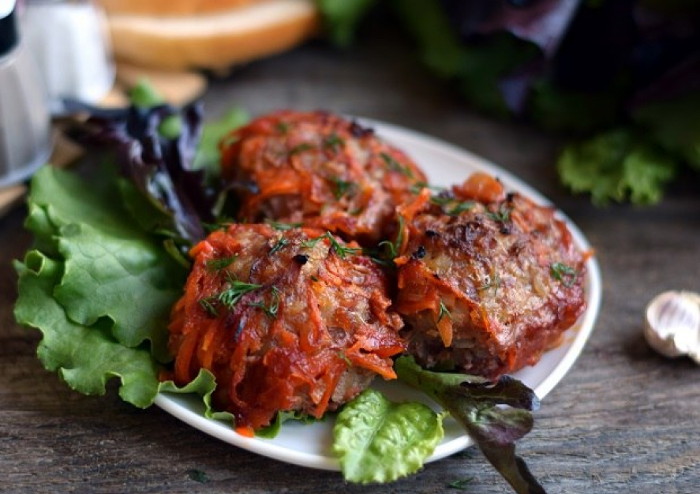 Свиные тефтели с овощной подливой