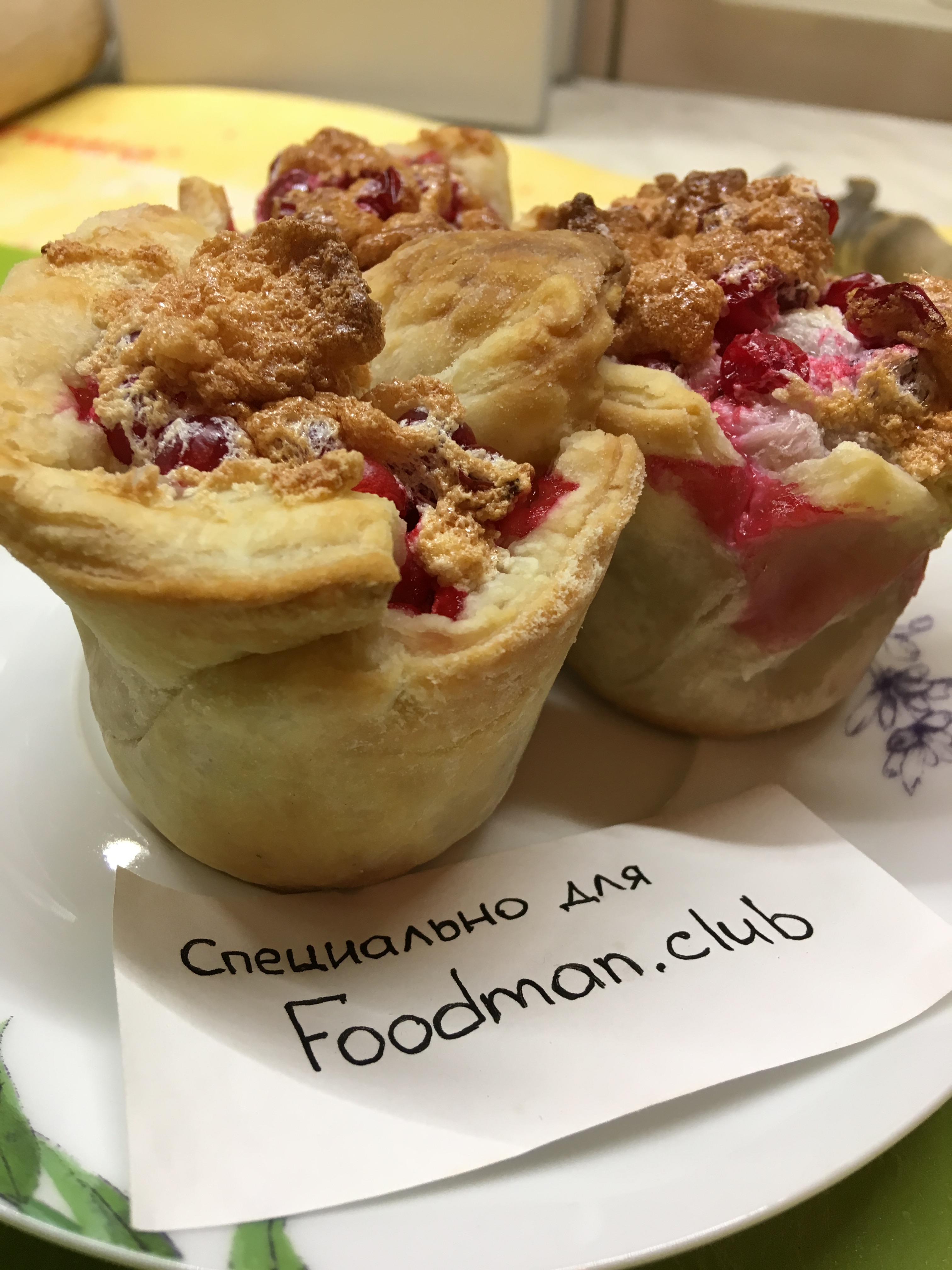 Слоеные корзиночки с брусникой