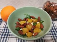 Салат с овечьим сыром, апельсином и рукколой