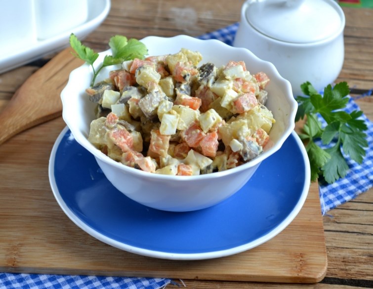 Вегетарианский салат с шампиньонами