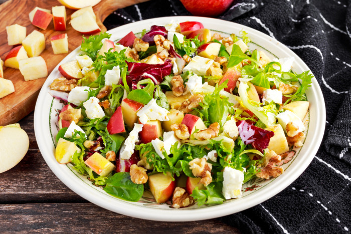 Яблочный салат с сыром