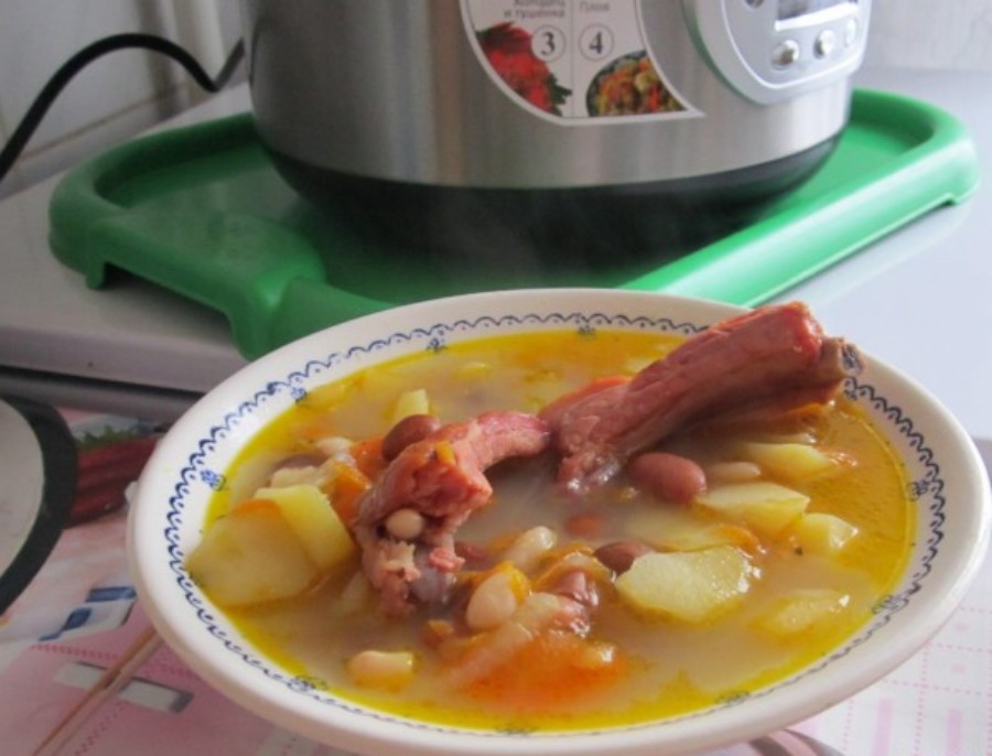 Суп с фасолью и ребрышками в мультиварке