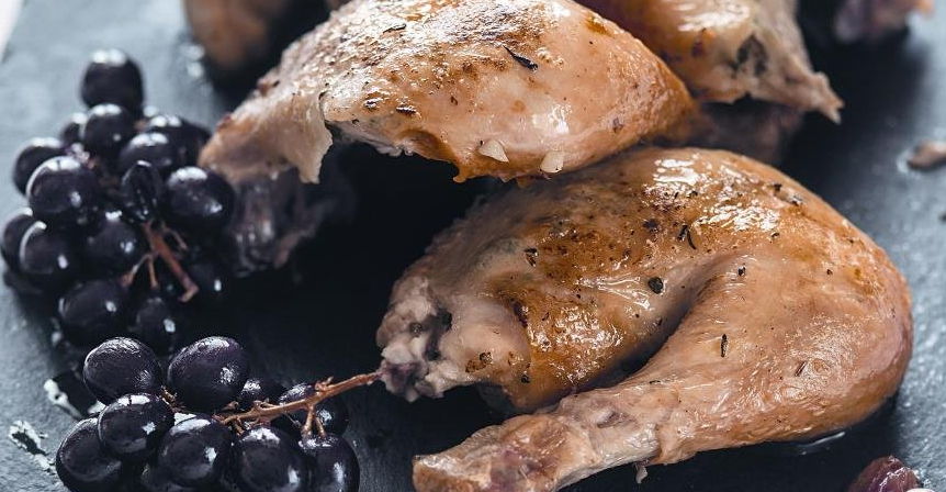 Запеченная в духовке курица с виноградом
