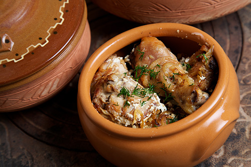 Жаркое из курицы с грибами в горшочках