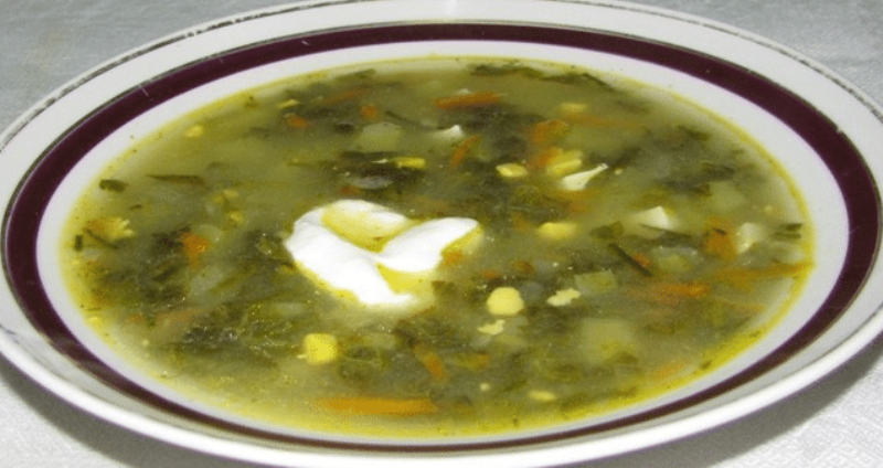 Суп из сайры с щавелем и шпинатом