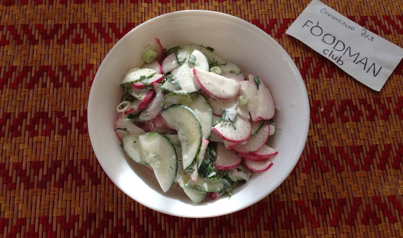 Салат с редиской и огурцом