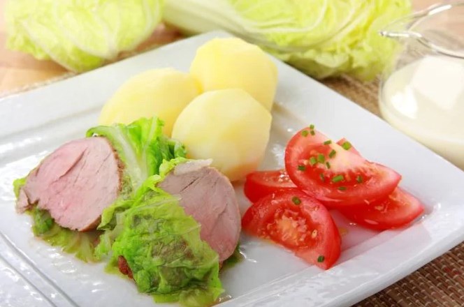 Свиная вырезка в пекинской капусте