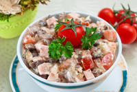 Салат с ветчиной, грибами и помидорами