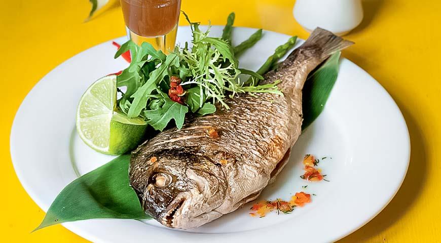 Запеченная дорада с лимонным соусом