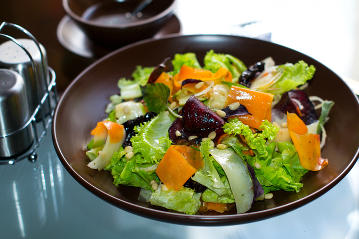 Салат с овощными чипсами и тыквой