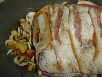 Телятина в беконе, запеченная с гарниром