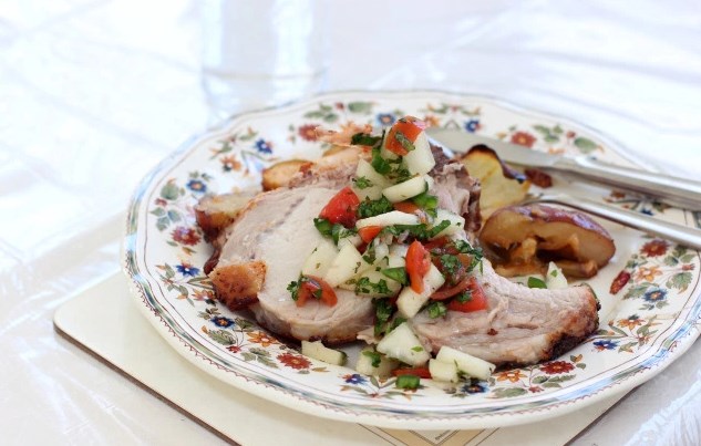 Свиная корейка на кости с картошкой и яблоками