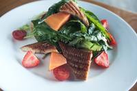 Салат с папайей и копченым угрем