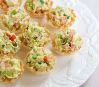 Тарталетки с яйцами и авокадо