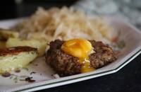 Свиные котлеты с куриным желтком