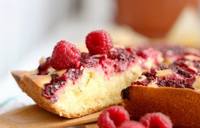 Шарлотка с малиной