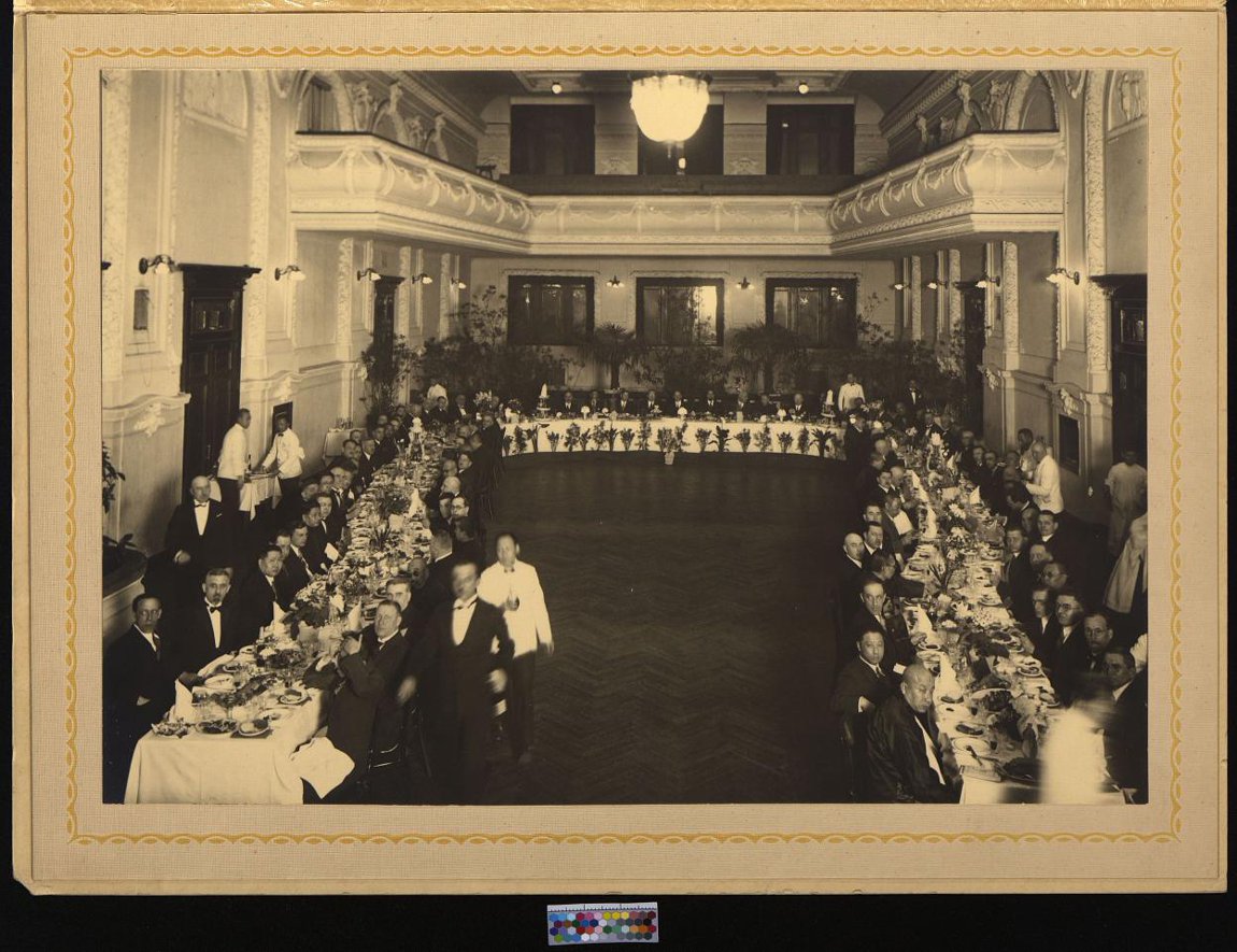 Банкет в железнодорожном собрании (КВЖД) г.Харбин. Фотокружок Желсоба. 1932 г.