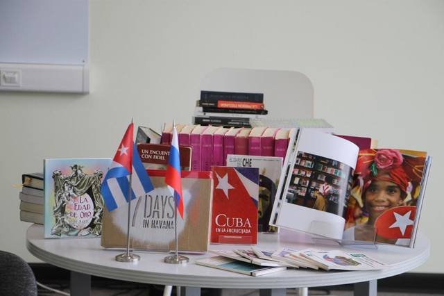 Посольство Кубы в России подарило книги Московской государственной библиотеке иностранной литературы