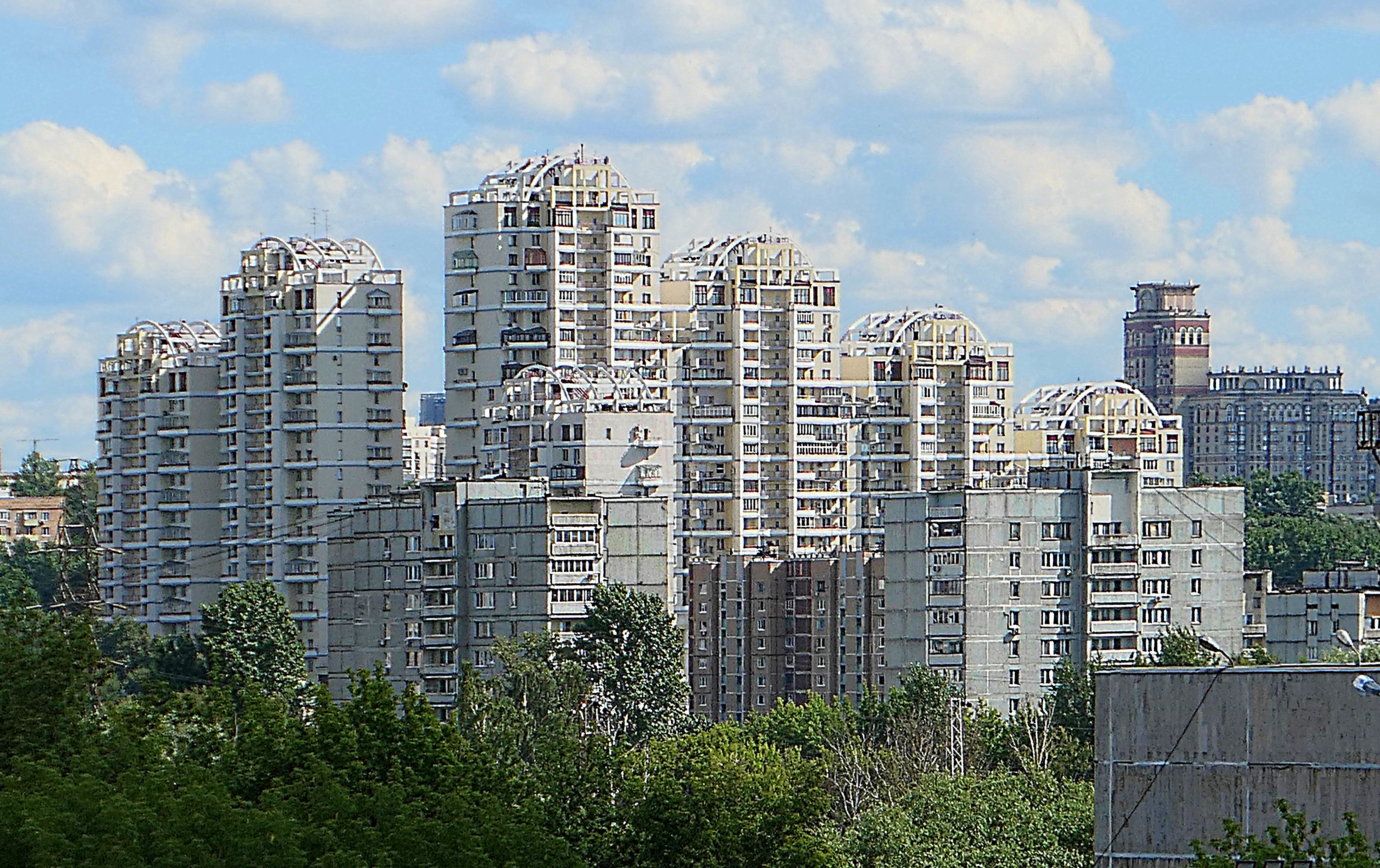 Вид с Поклонной горы на здания у Мосфильмовского пруда. Фото Морошкина В.В.