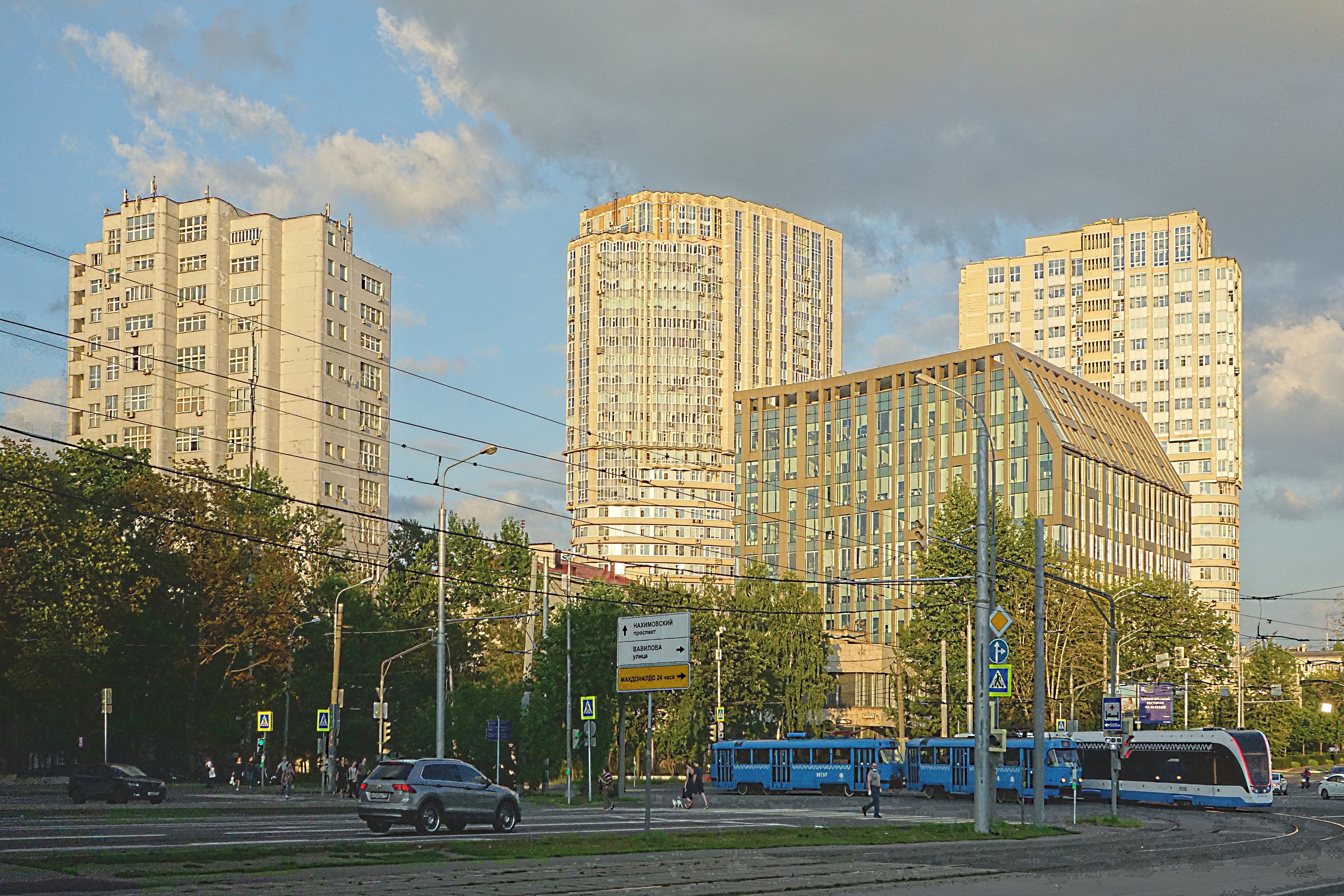 На перекрёстке ул.Вавилова и Нахимовского пр. вечером. Фото Морошкина В.В.