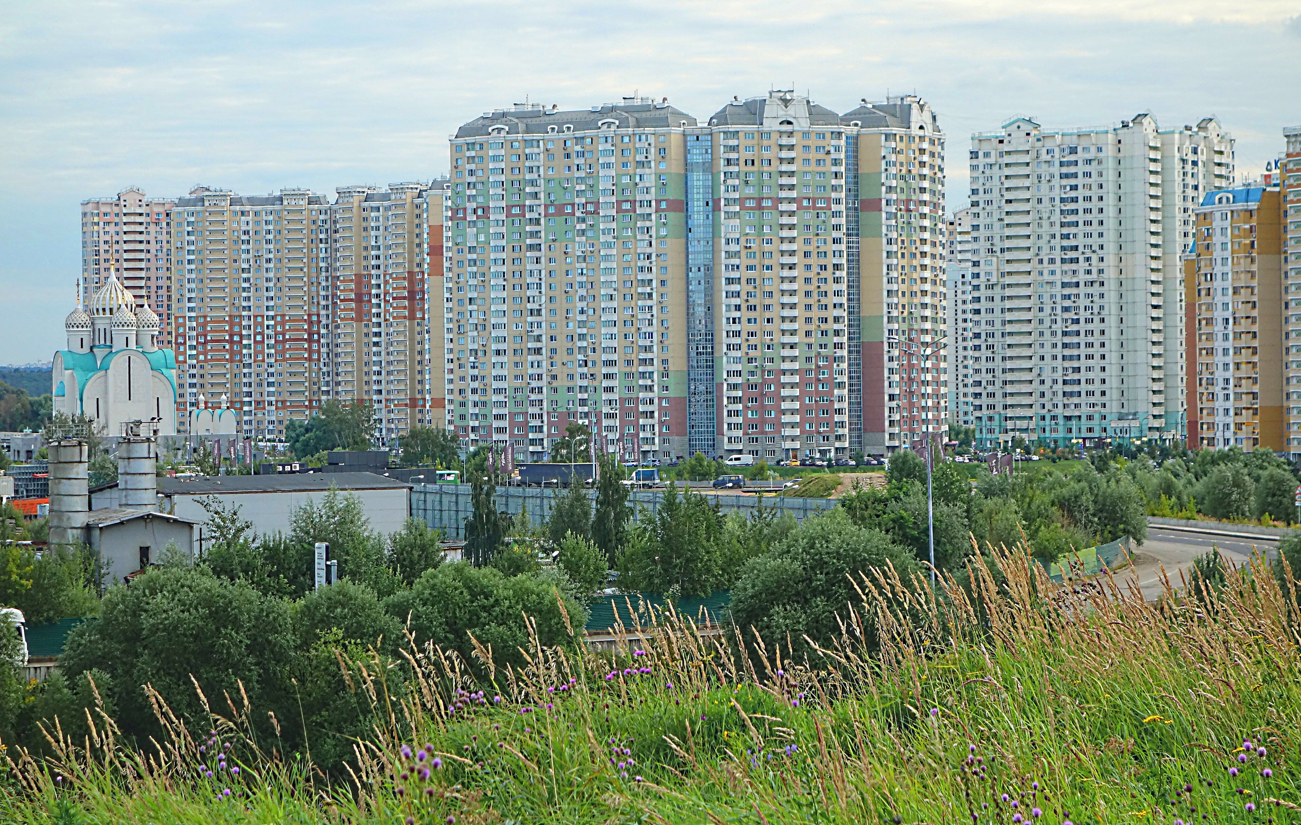 Здания Прибрежного р-на Красногорска, вид с холма над рекой. Фото Морошкина В.В.
