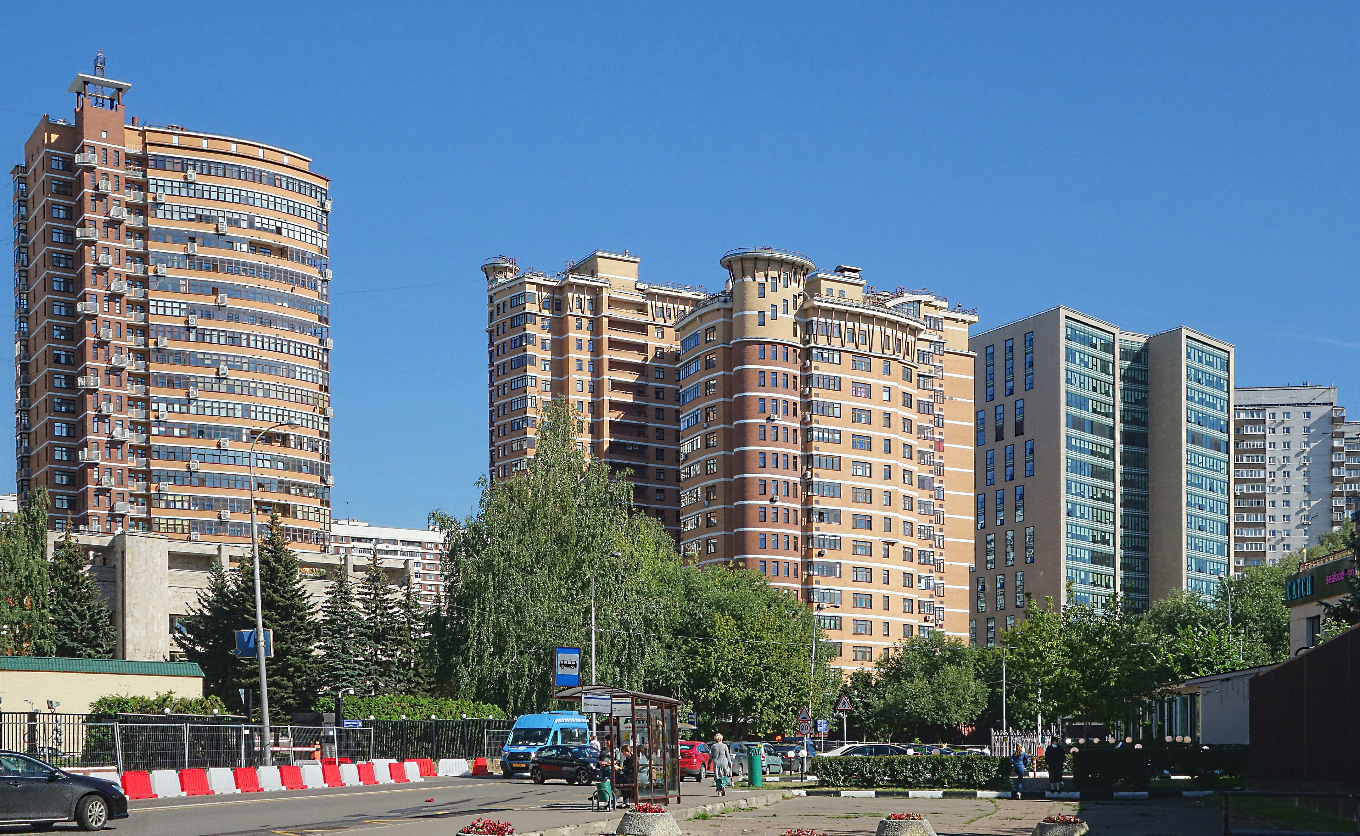 Здания у Воронцовского парка. Фото Морошкина В.В.