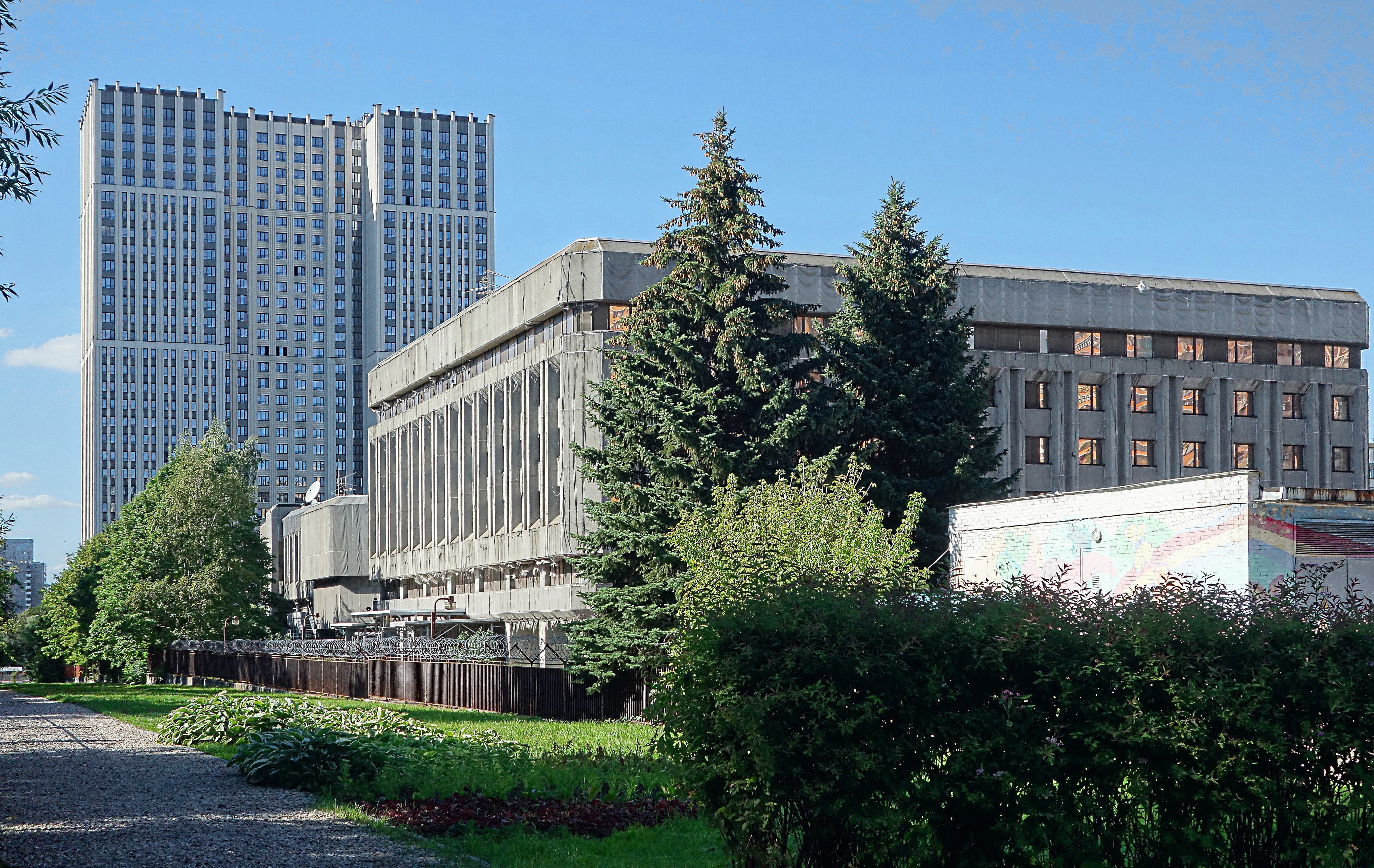 Здание посольства ФРГ у Воронцовского парка (справа), вдали новое здание на Ленинском пр. Фото Морошкина В.В.