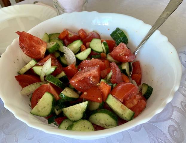 Салат из свежих овощей с томатной заправкой