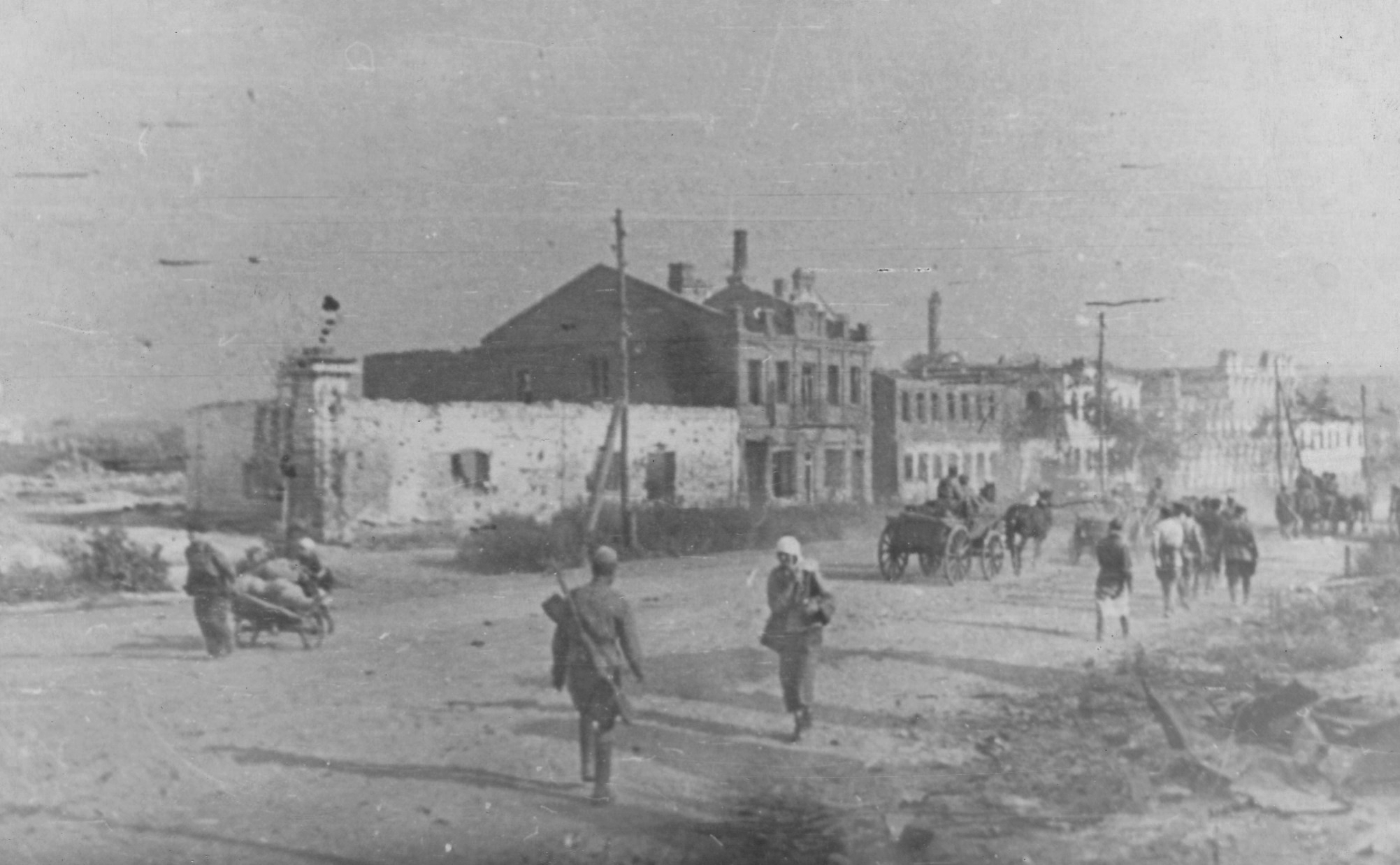 Советские солдаты и мирные жители на Новомосковской улице освобожденного Белгорода.