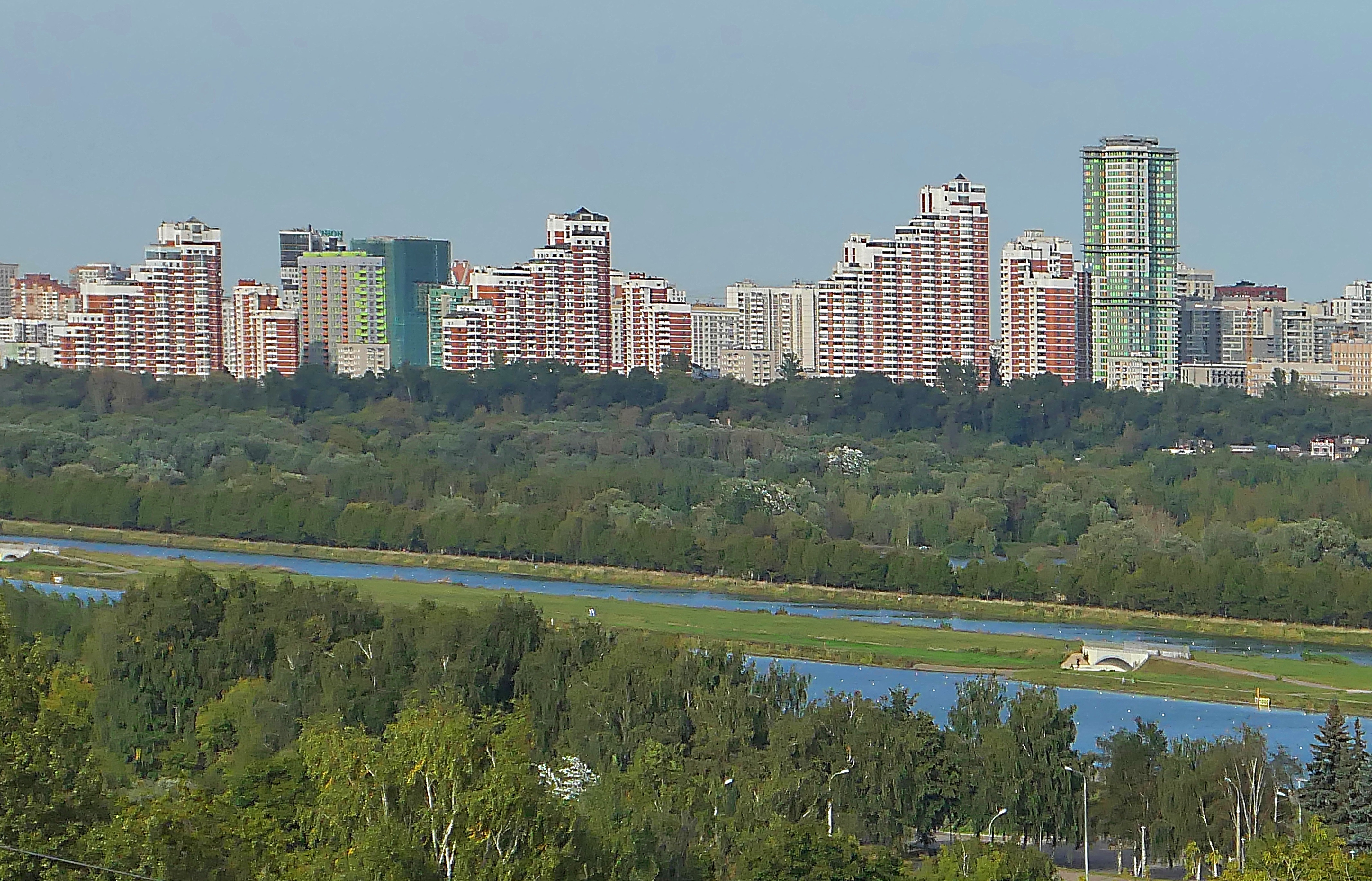 Вид на Гребной канал с холма горнолыжной станции парка Крылатские холмы. Фото Морошкина В.В.