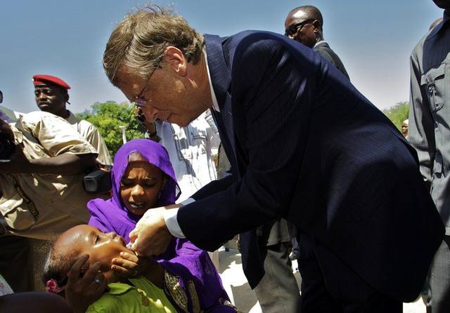 Билл Гейтс прописывает ребенку в Чаде капли от полиомиелита
