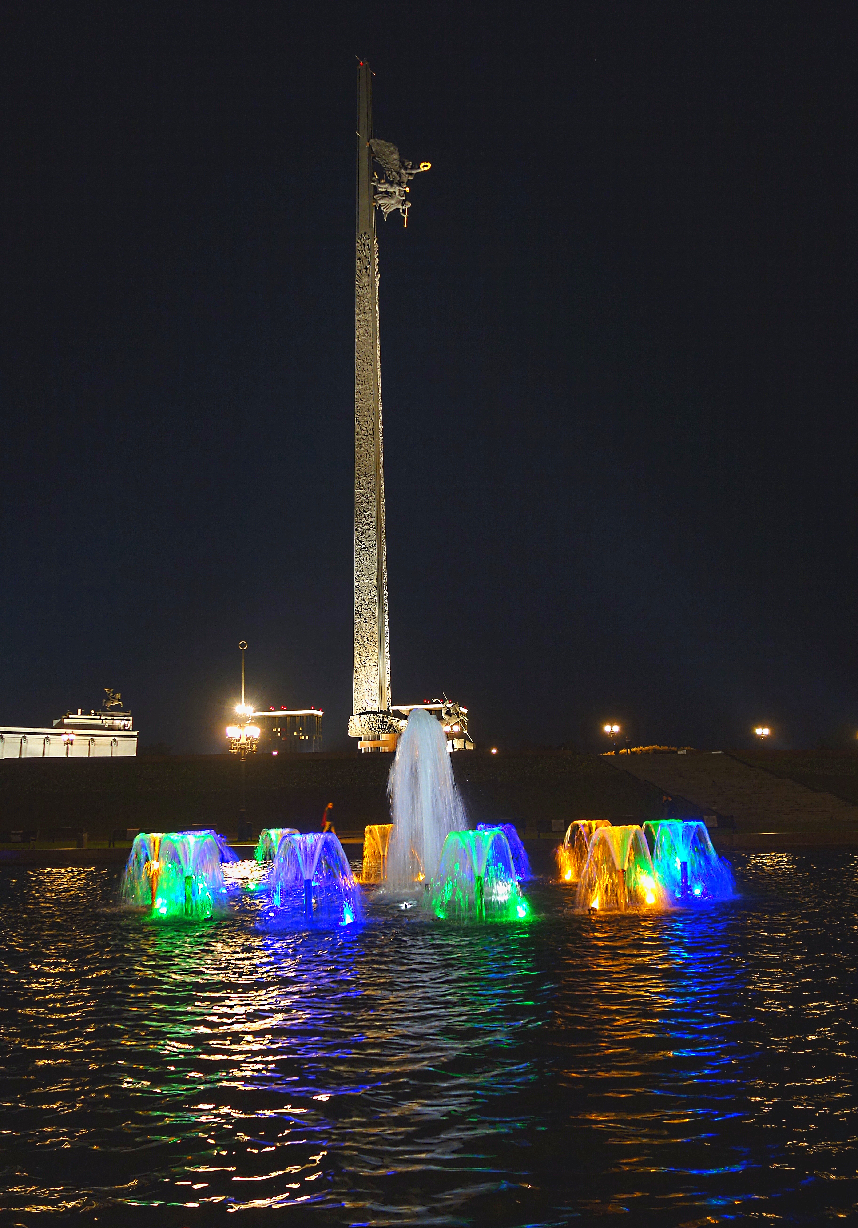 Фонтаны и Монумент (обелиск) в Парке Победы. Фото Морошкина В.В.
