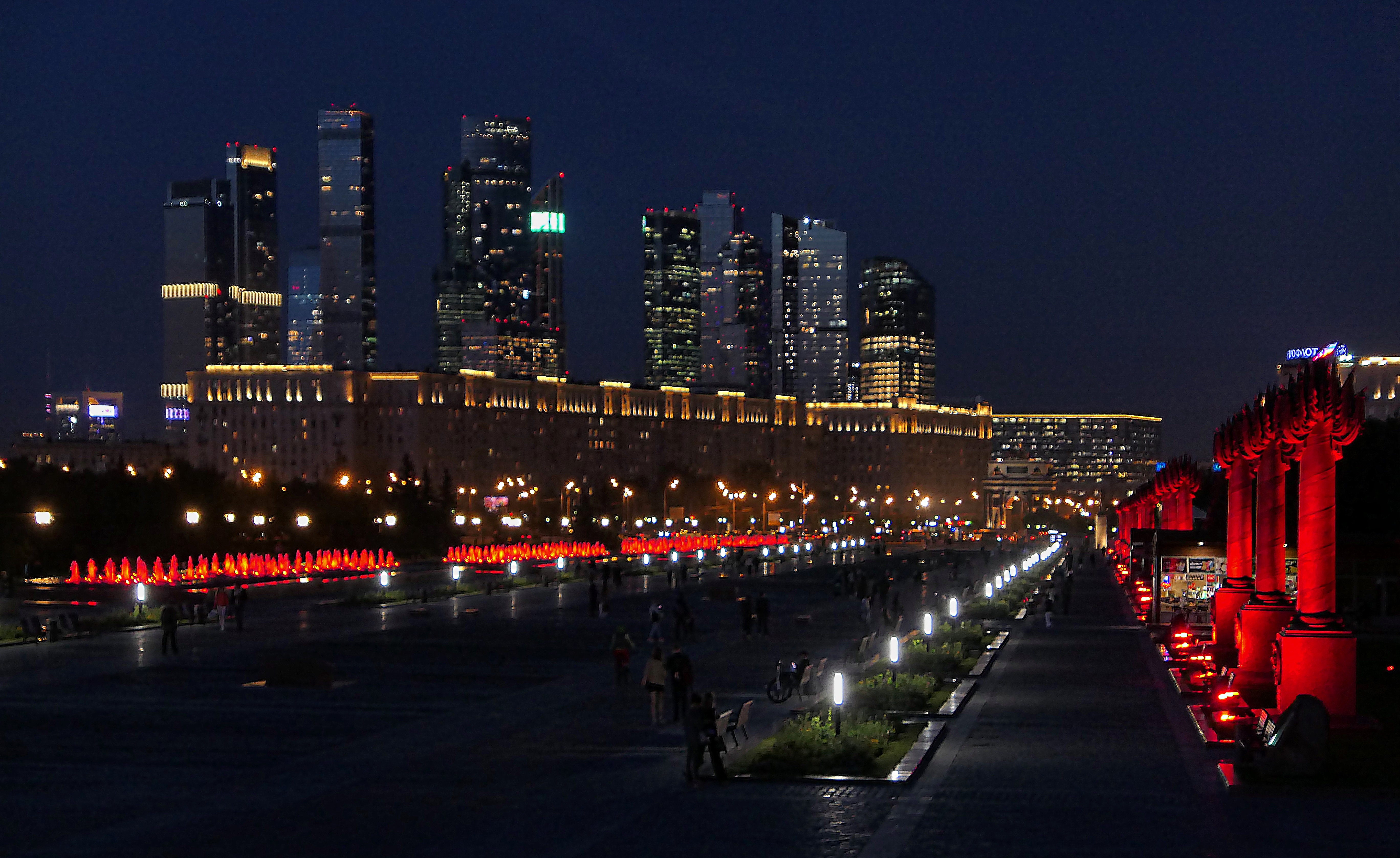 Вид на фонтаны и Москву-Сити с холма Парка Победы. Фото Морошкина В.В.