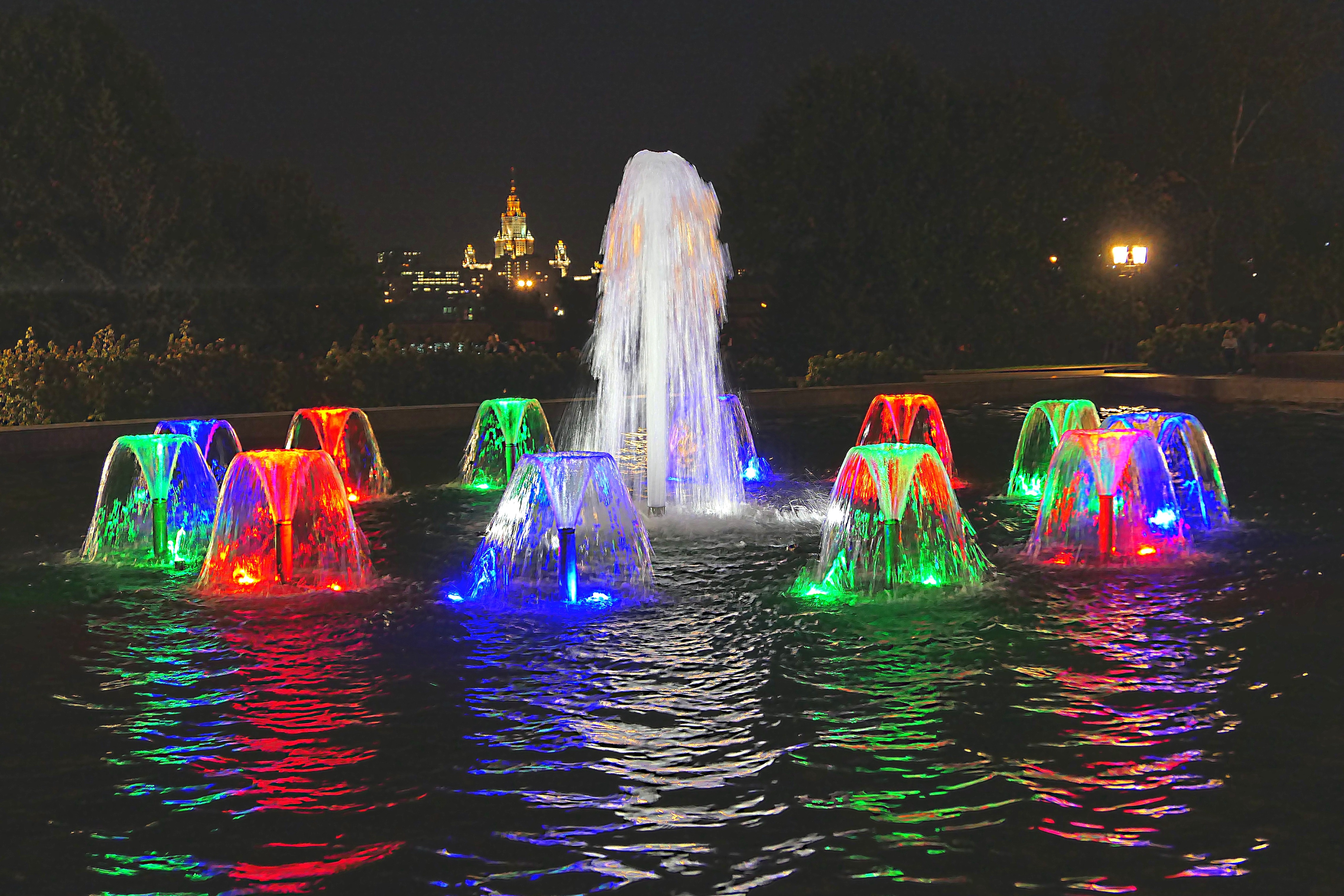 Фонтаны в Парке Победы вечером. Фото Морошкина В.В.