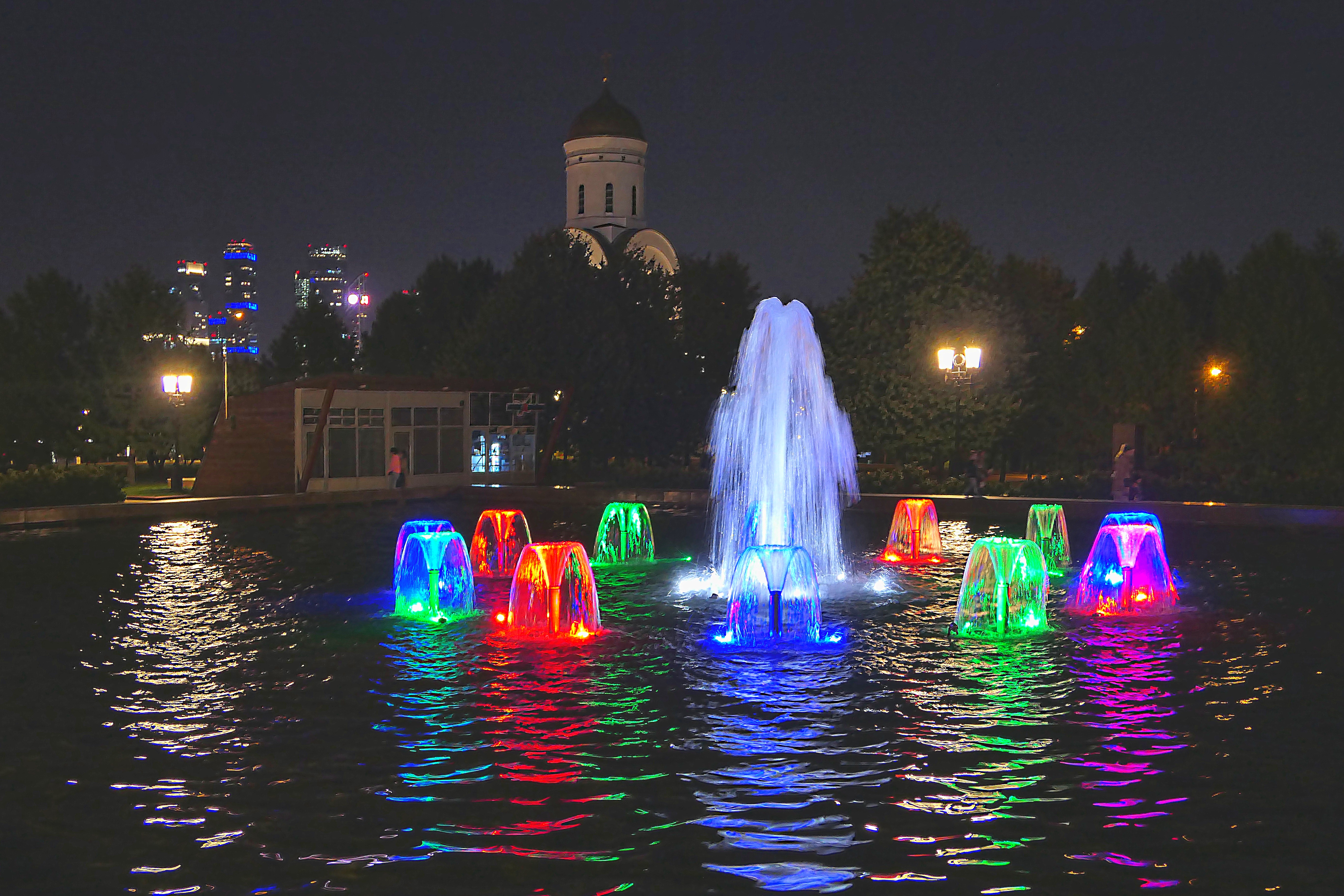 Фонтаны в Парке Победы вечером. Фото Морошкина В.В.