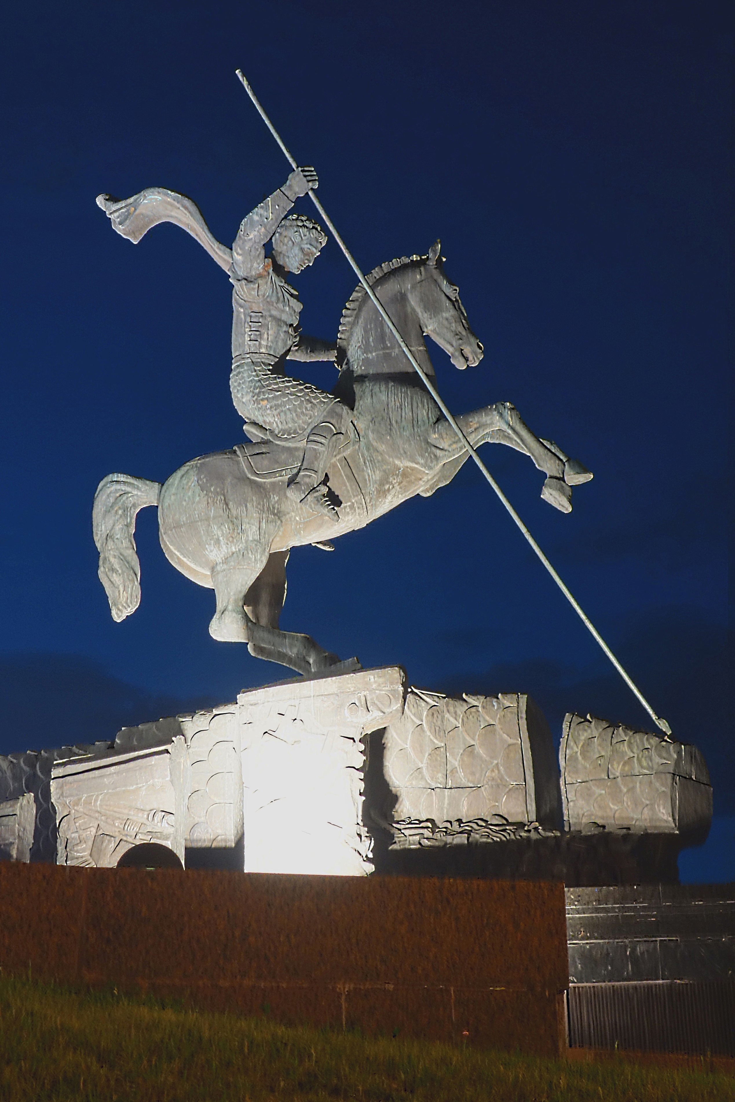 Статуя Св. Георгия-Победоносца у подножия Мемориала-стеллы. Фото Морошкина В.В.