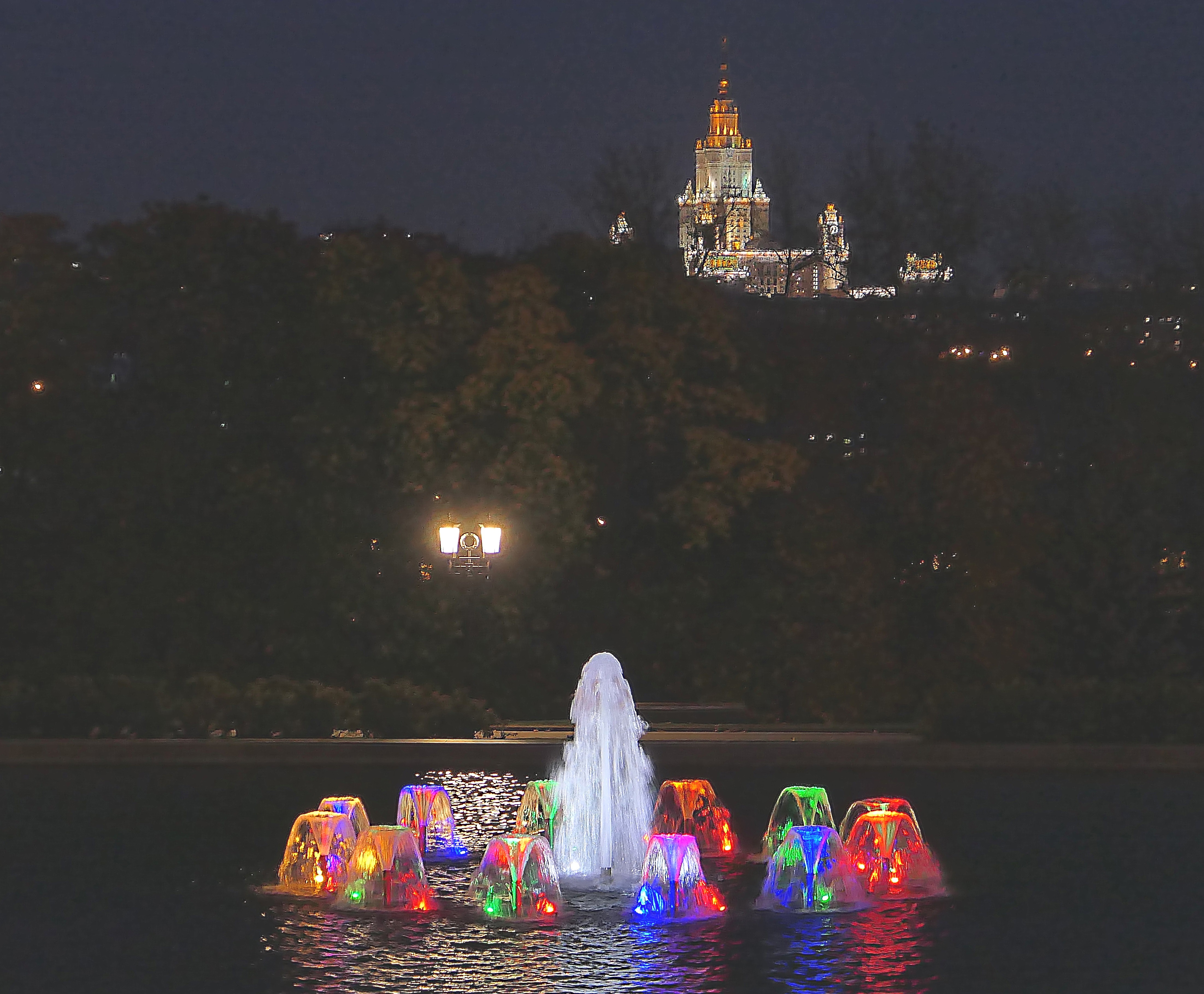 Фонтаны в Парке Победы, вдали здание МГУ. Фото Морошкина В.В.