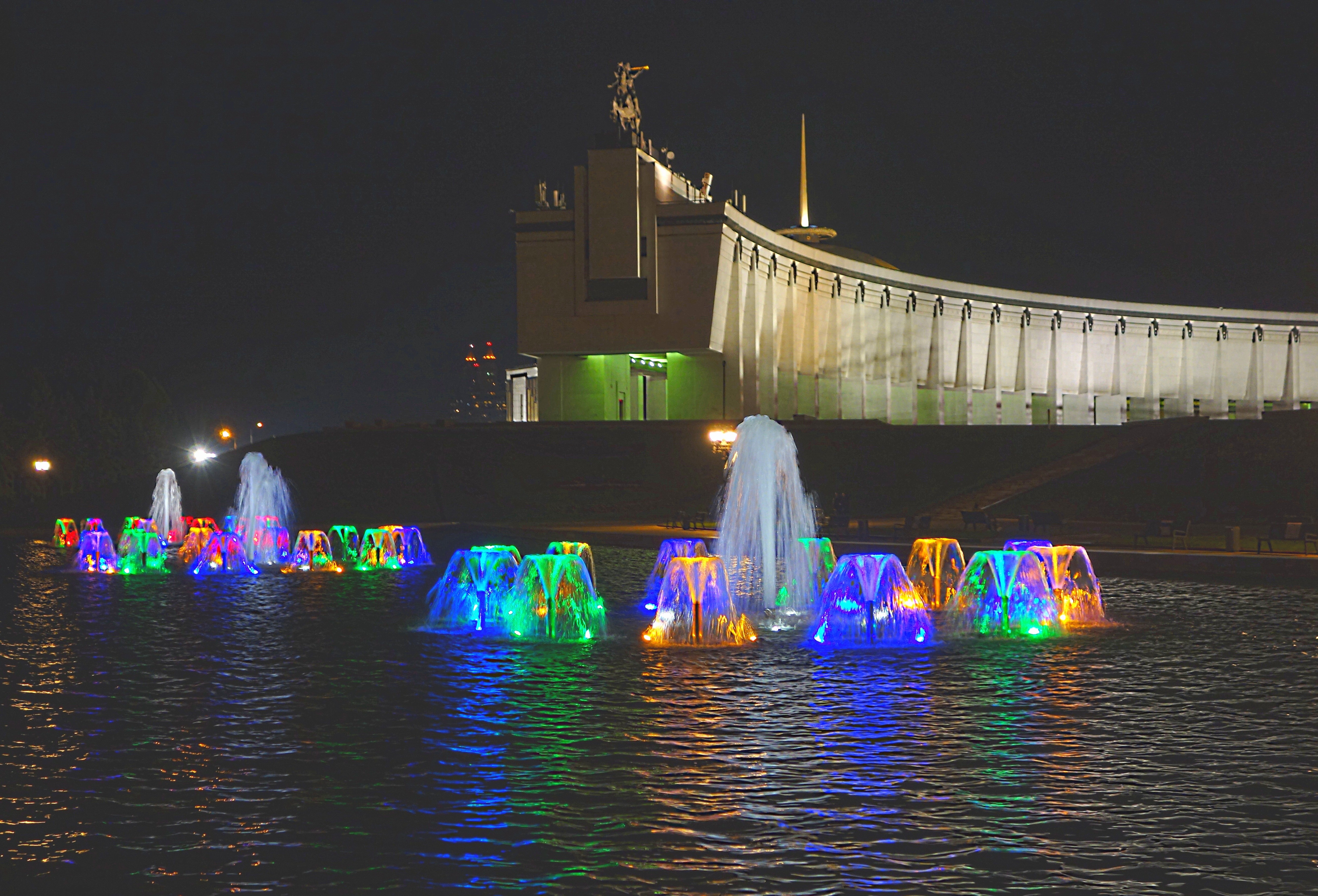 Фонтаны и Музей истории в Парке Победы. Фото Морошкина В.В.