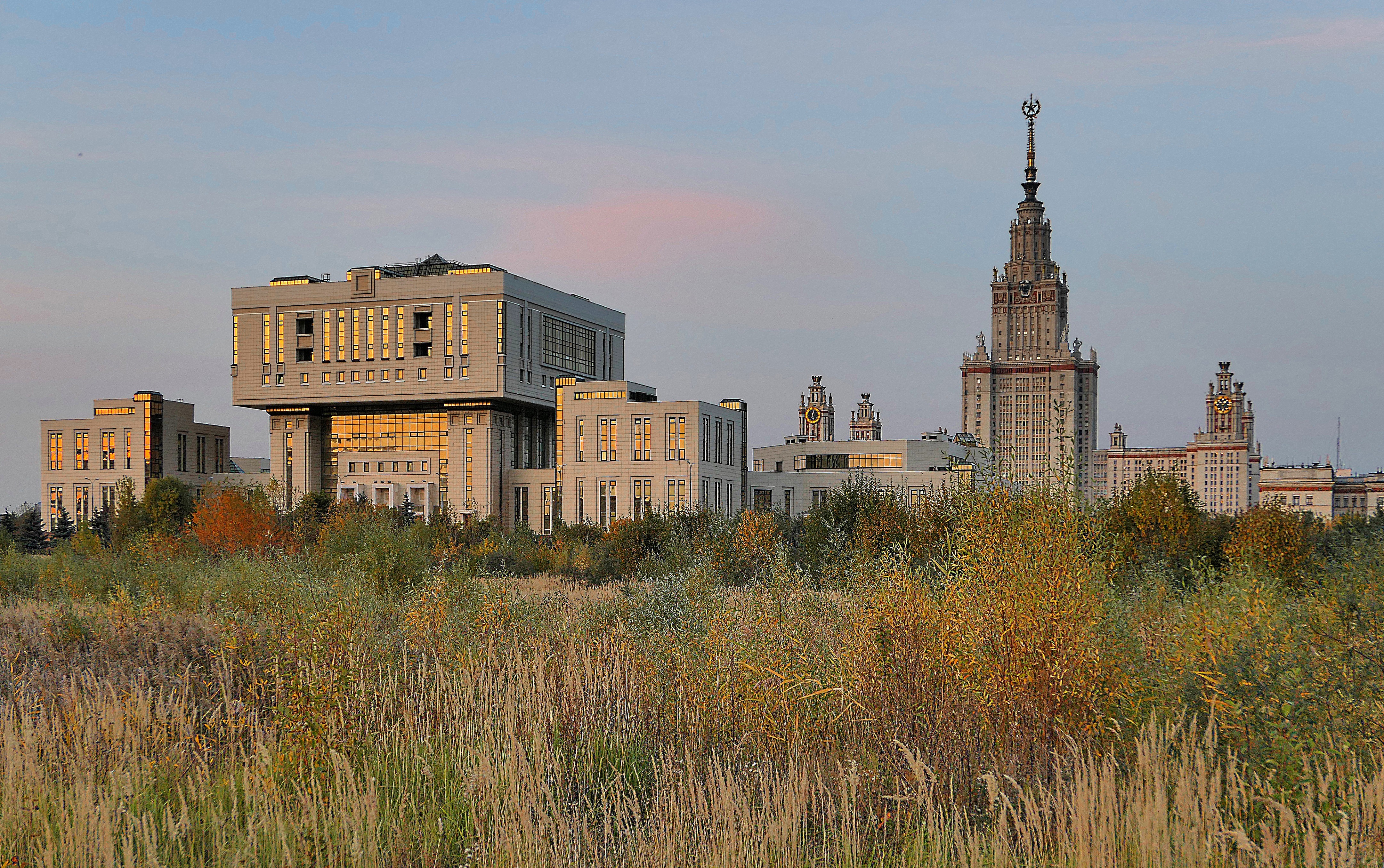 Корпуса МГУ, вид с пустоши в конце дня. Фото Морошкина В.В.