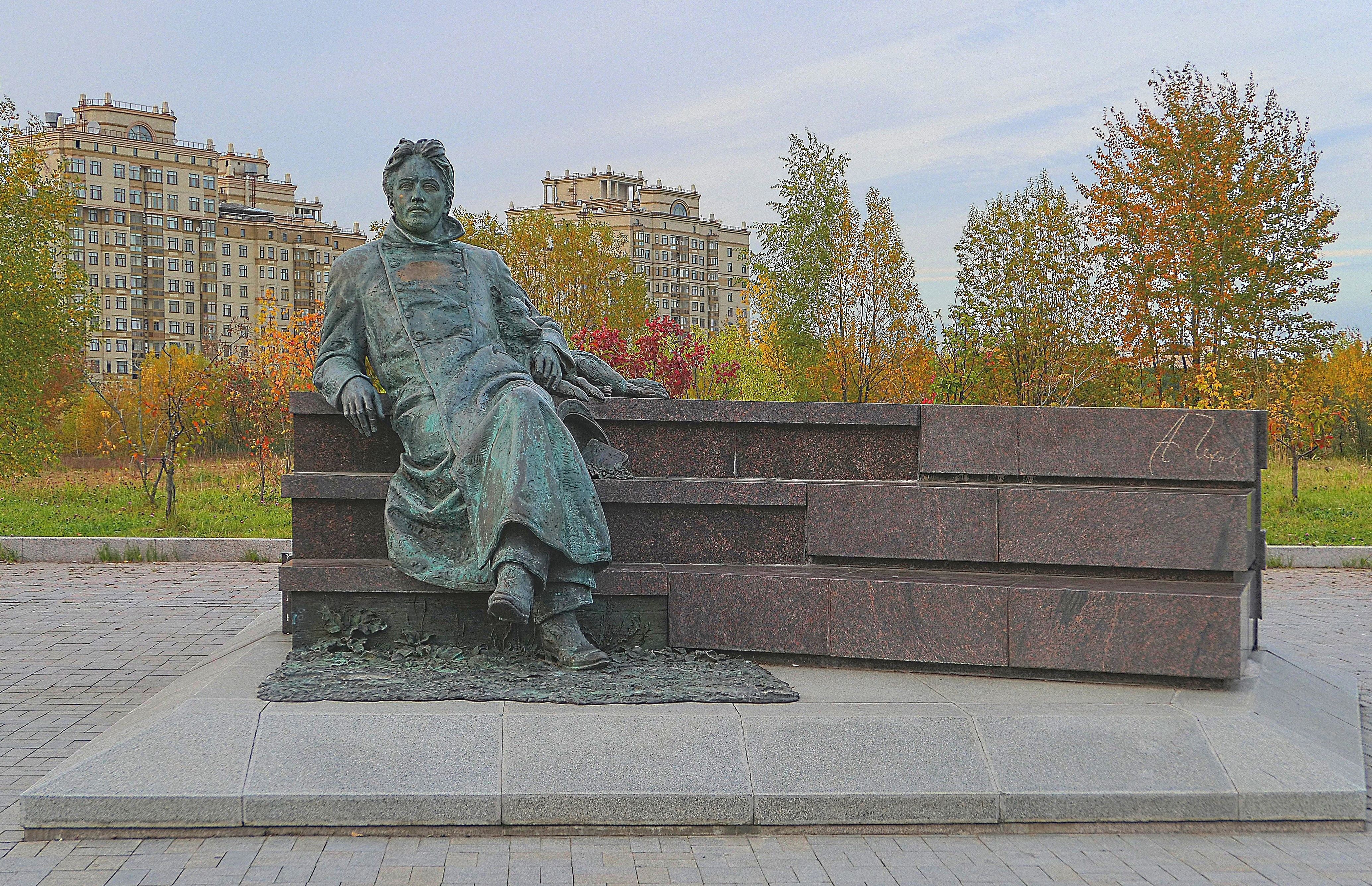 Памятник А.П. Чехову возле Медицинского центра МГУ. Фото Морошкина В.В.